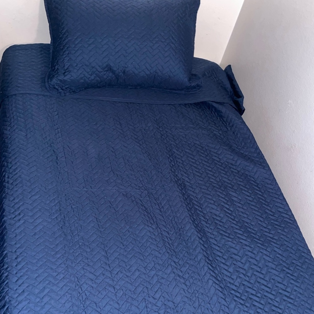 Navy Blue twin/xl twin quilt with pillow case
